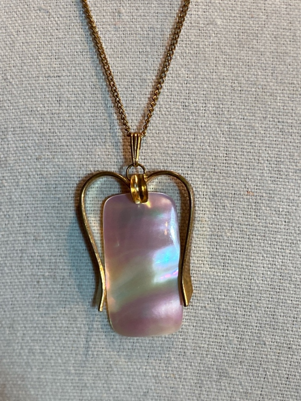 Vintage Iridescent Mother of Pearl Pendant Necklace Gold Tone 17” Chain